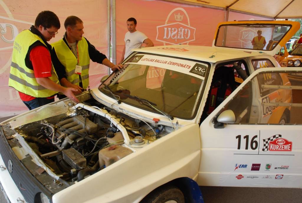 Rallijs "Kurzeme 2010" sākās ar dalībnieku automašīnu tehnisko pārbaudi Rožu laukumā Liepājā. Tā bija publiski pieejama Ātruma festivāla apmeklētājiem.
Autors: Uldis Dobelis
