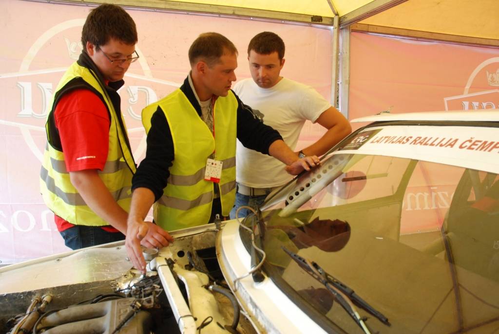 Rallijs "Kurzeme 2010" sākās ar dalībnieku automašīnu tehnisko pārbaudi Rožu laukumā Liepājā. Tā bija publiski pieejama Ātruma festivāla apmeklētājiem.
Autors: Uldis Dobelis