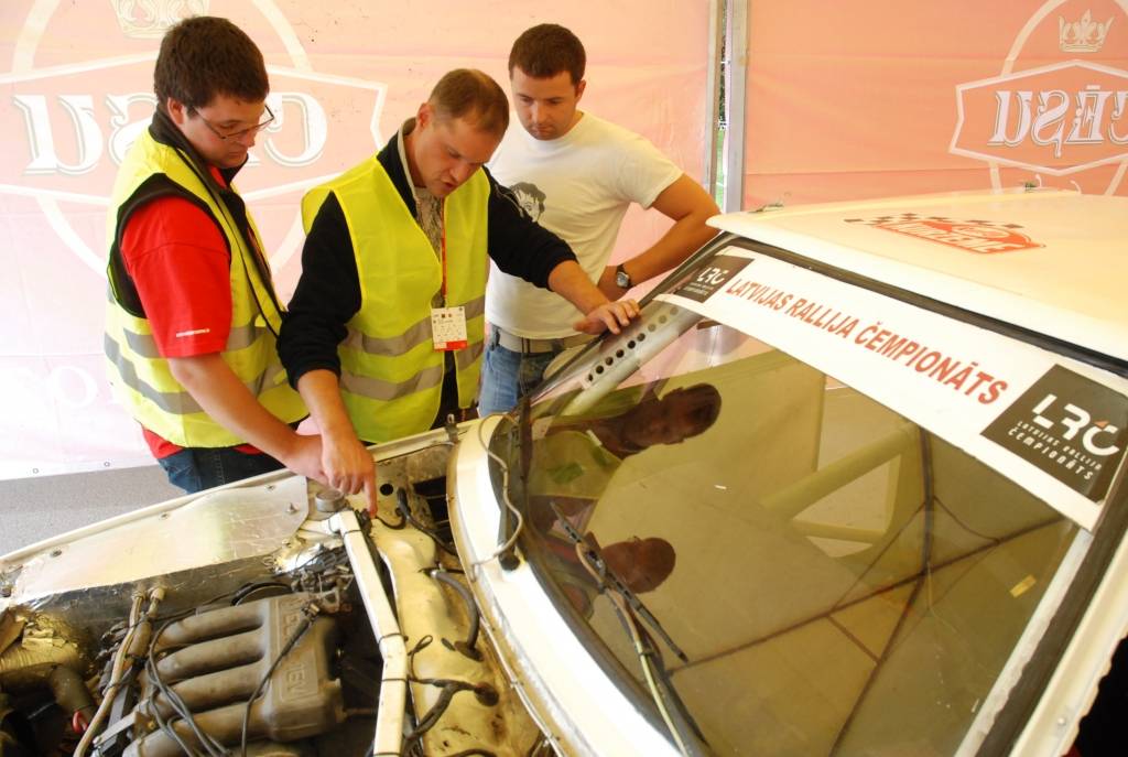 Rallijs "Kurzeme 2010" sākās ar dalībnieku automašīnu tehnisko pārbaudi Rožu laukumā Liepājā. Tā bija publiski pieejama Ātruma festivāla apmeklētājiem.
Autors: Uldis Dobelis