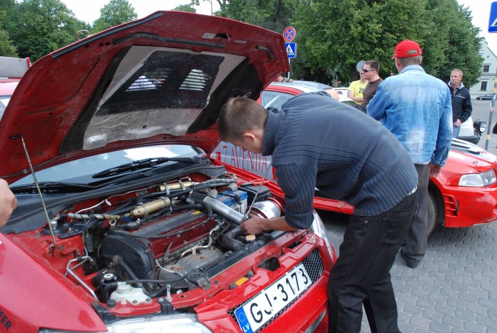 Rallijs "Kurzeme 2010" sākās ar dalībnieku automašīnu tehnisko pārbaudi Rožu laukumā Liepājā. Tā bija publiski pieejama Ātruma festivāla apmeklētājiem.
Autors: Uldis Dobelis