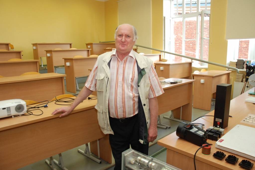 Ar atvērto durvju dienu 54 Latvijas skolās noslēgusies dabaszinātņu un matemātikas nedēļa “Domā citādāk! Eksaktāk!”. Starp desmit Kurzemes skolām, kas savas durvis vēra ikvienam interesentam, bija arī Grobiņas ģimnāzija, Liepājas Valsts 1....
Autors: Iluta Dreimane