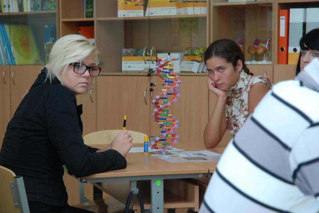 Ar atvērto durvju dienu 54 Latvijas skolās noslēgusies dabaszinātņu un matemātikas nedēļa “Domā citādāk! Eksaktāk!”. Starp desmit Kurzemes skolām, kas savas durvis vēra ikvienam interesentam, bija arī Grobiņas ģimnāzija, Liepājas Valsts 1....
Autors: Iluta Dreimane