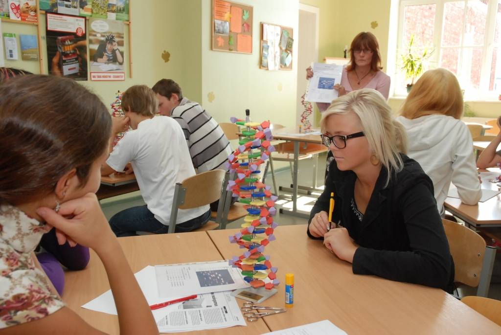 Ar atvērto durvju dienu 54 Latvijas skolās noslēgusies dabaszinātņu un matemātikas nedēļa “Domā citādāk! Eksaktāk!”. Starp desmit Kurzemes skolām, kas savas durvis vēra ikvienam interesentam, bija arī Grobiņas ģimnāzija, Liepājas Valsts 1....
Autors: Iluta Dreimane
