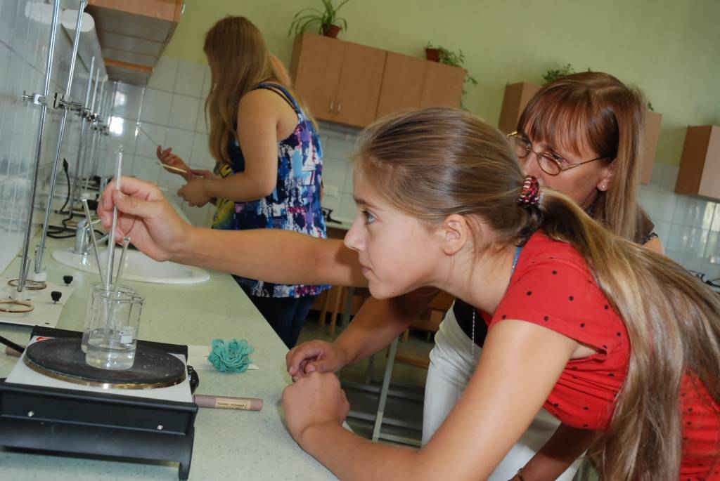 Ar atvērto durvju dienu 54 Latvijas skolās noslēgusies dabaszinātņu un matemātikas nedēļa “Domā citādāk! Eksaktāk!”. Starp desmit Kurzemes skolām, kas savas durvis vēra ikvienam interesentam, bija arī Grobiņas ģimnāzija, Liepājas Valsts 1....
Autors: Iluta Dreimane