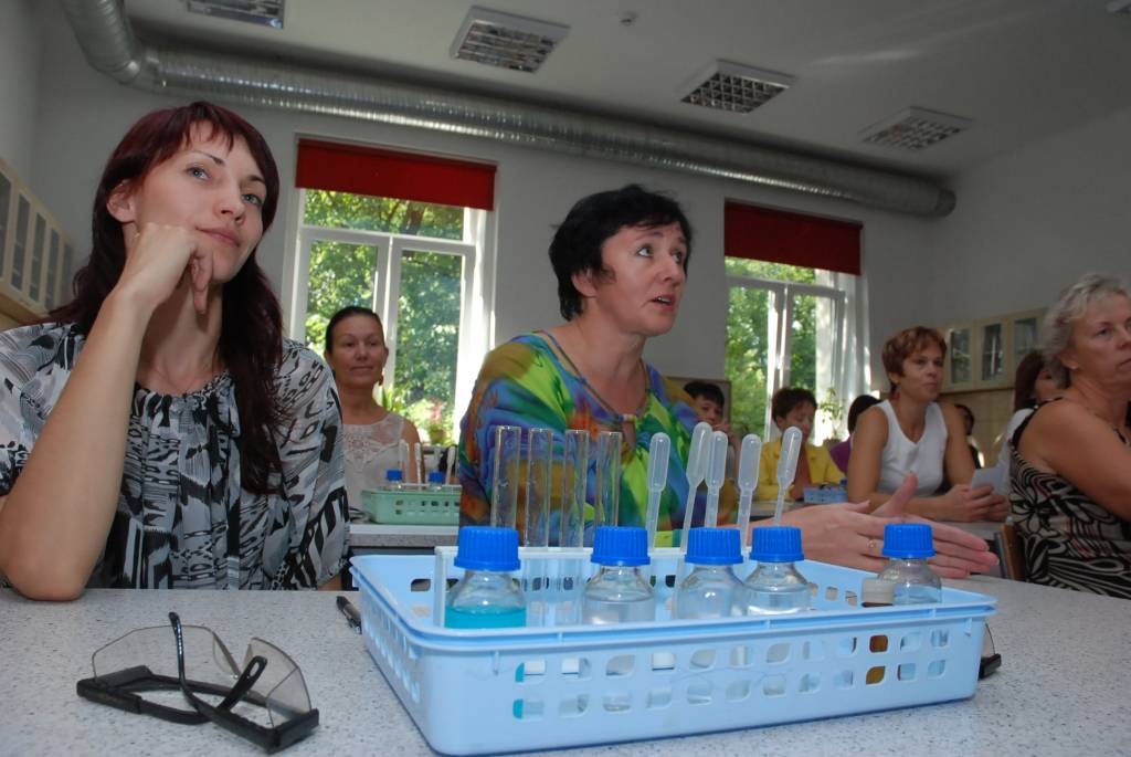 Ar atvērto durvju dienu 54 Latvijas skolās noslēgusies dabaszinātņu un matemātikas nedēļa “Domā citādāk! Eksaktāk!”. Starp desmit Kurzemes skolām, kas savas durvis vēra ikvienam interesentam, bija arī Grobiņas ģimnāzija, Liepājas Valsts 1....
Autors: Iluta Dreimane