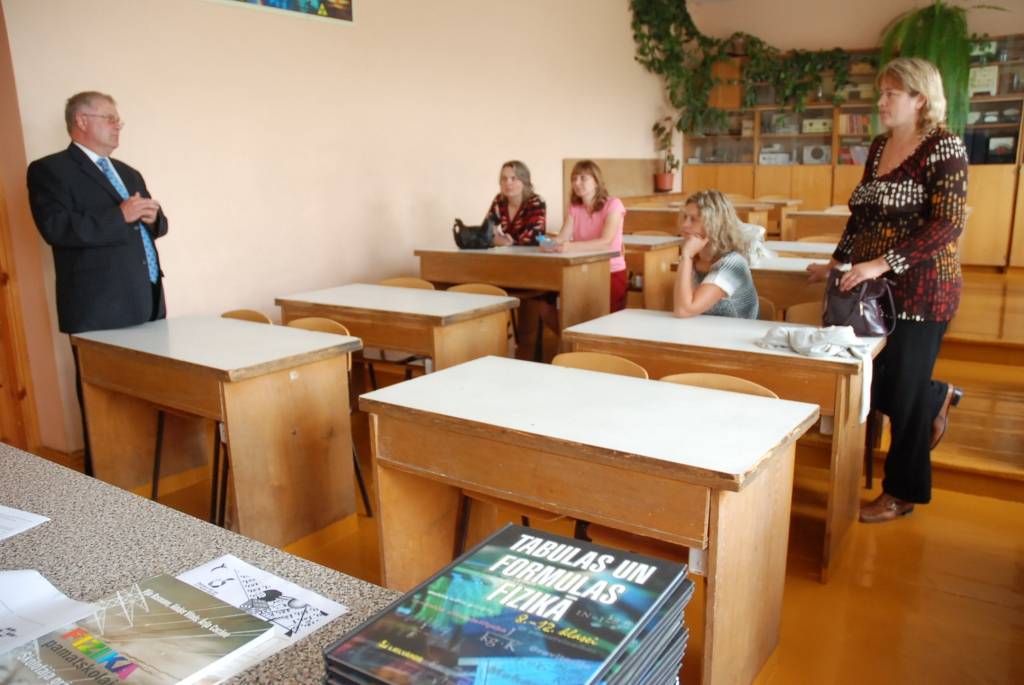 Ar atvērto durvju dienu 54 Latvijas skolās noslēgusies dabaszinātņu un matemātikas nedēļa “Domā citādāk! Eksaktāk!”. Starp desmit Kurzemes skolām, kas savas durvis vēra ikvienam interesentam, bija arī Grobiņas ģimnāzija, Liepājas Valsts 1....
Autors: Iluta Dreimane
