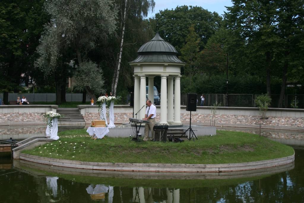 Šodien, 20. augustā, Liepājā uz Gulbīšu dīķa saliņas svinīgā kāzu cermonija notika frizētavas "Inese Lukss" īpašniecei Inesei Polovjanovai un viņas dzīvesdraugam Dainim.
Autors: Uldis Dobelis
