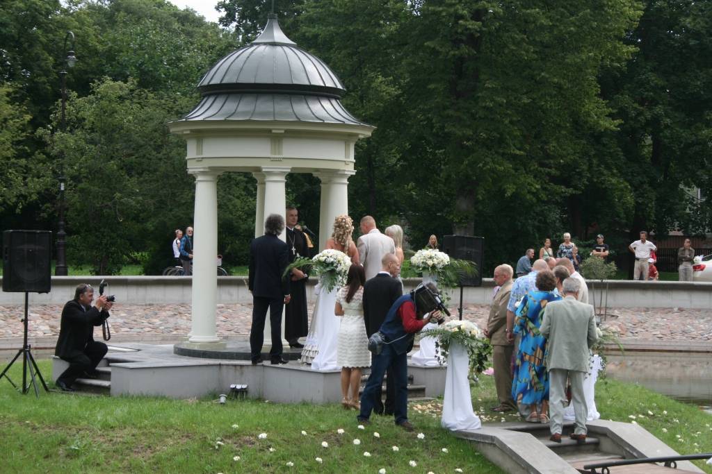 Šodien, 20. augustā, Liepājā uz Gulbīšu dīķa saliņas svinīgā kāzu cermonija notika frizētavas "Inese Lukss" īpašniecei Inesei Polovjanovai un viņas dzīvesdraugam Dainim.
Autors: Uldis Dobelis
