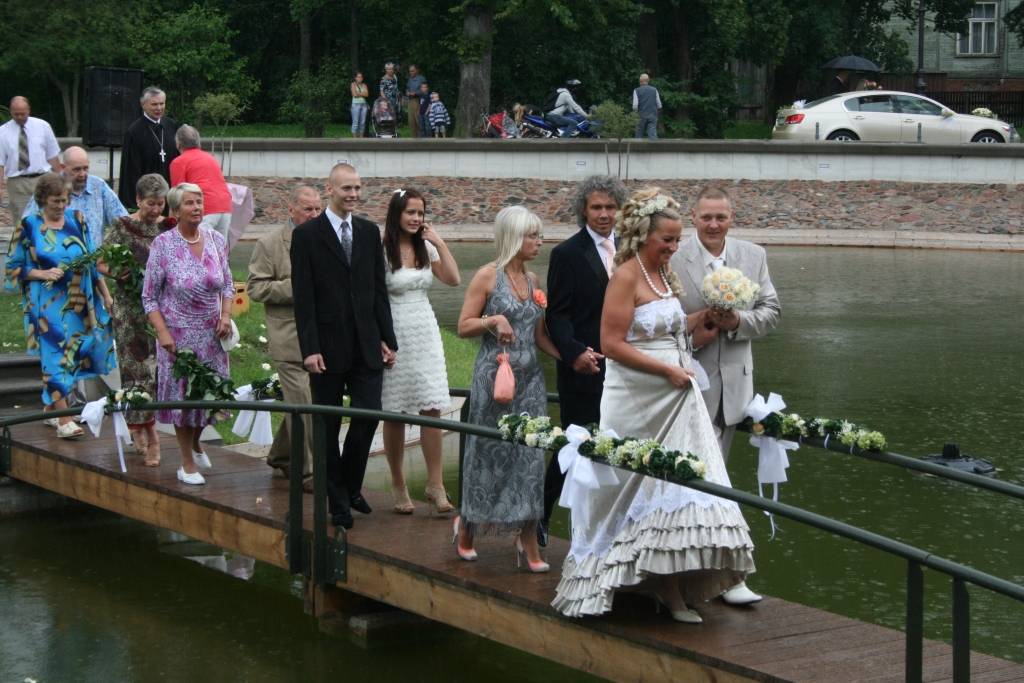 Šodien, 20. augustā, Liepājā uz Gulbīšu dīķa saliņas svinīgā kāzu cermonija notika frizētavas "Inese Lukss" īpašniecei Inesei Polovjanovai un viņas dzīvesdraugam Dainim.
Autors: Uldis Dobelis