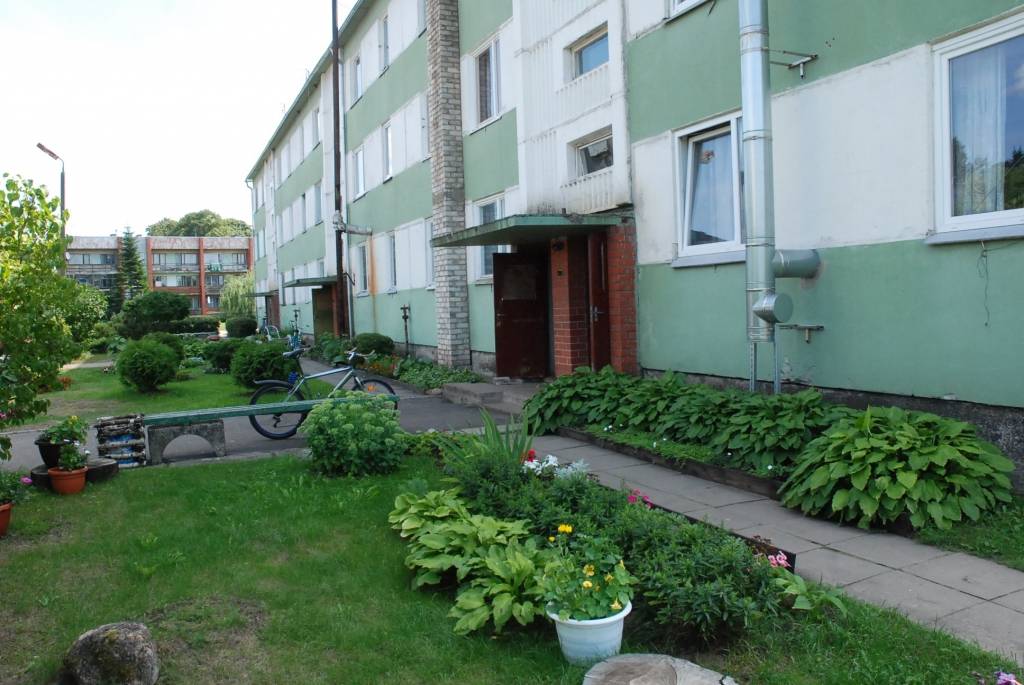 Šonedēļ septiņu cilvēku komisija apmeklē teju vai visas Rucavas novada kapsētas, lai novērtētu, kura no tām saposta glītāk. Apskatīs arī daudzdzīvokļu mājas, kuru iedzīvotāji sadūšojušies pieteikties konkursam “Sakoptākais īpašums Rucavas...
