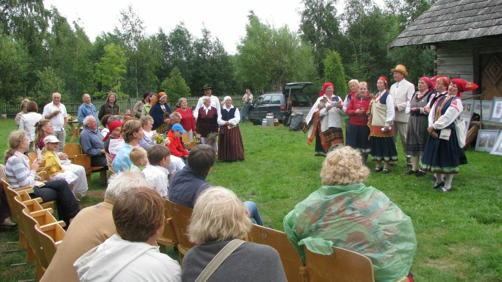 Papes “Vītolniekos" šogad Annas dienu atzīmēja, ievērojot daudzas senās tradīcijas. Bija Annas dienas tirgus, radošās darbnīcas un vada vilkšana jūrā.