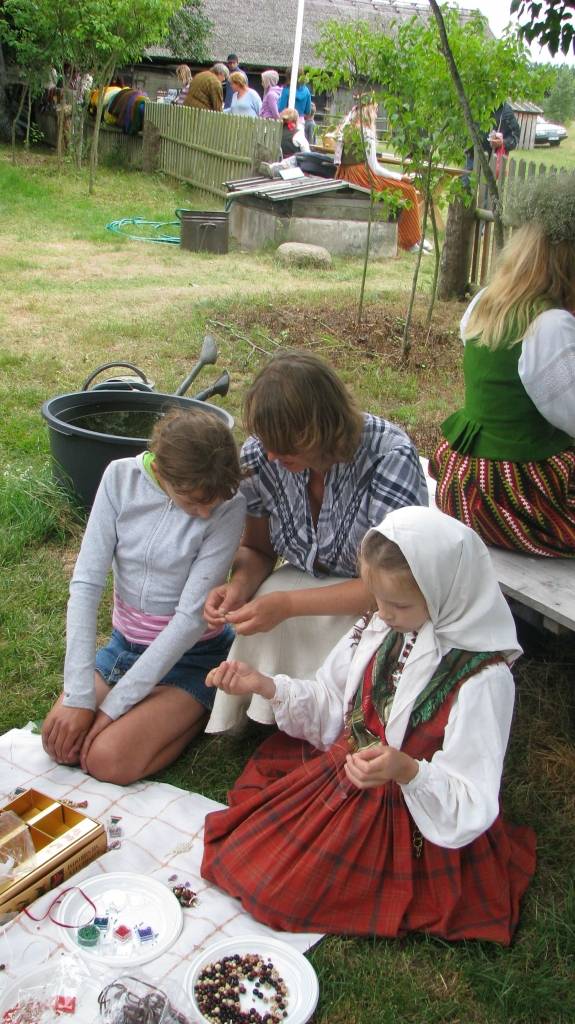 Papes “Vītolniekos" šogad Annas dienu atzīmēja, ievērojot daudzas senās tradīcijas. Bija Annas dienas tirgus, radošās darbnīcas un vada vilkšana jūrā.