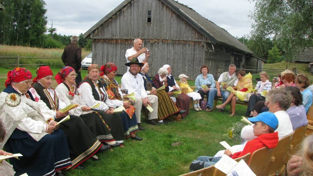 Papes “Vītolniekos" šogad Annas dienu atzīmēja, ievērojot daudzas senās tradīcijas. Bija Annas dienas tirgus, radošās darbnīcas un vada vilkšana jūrā.