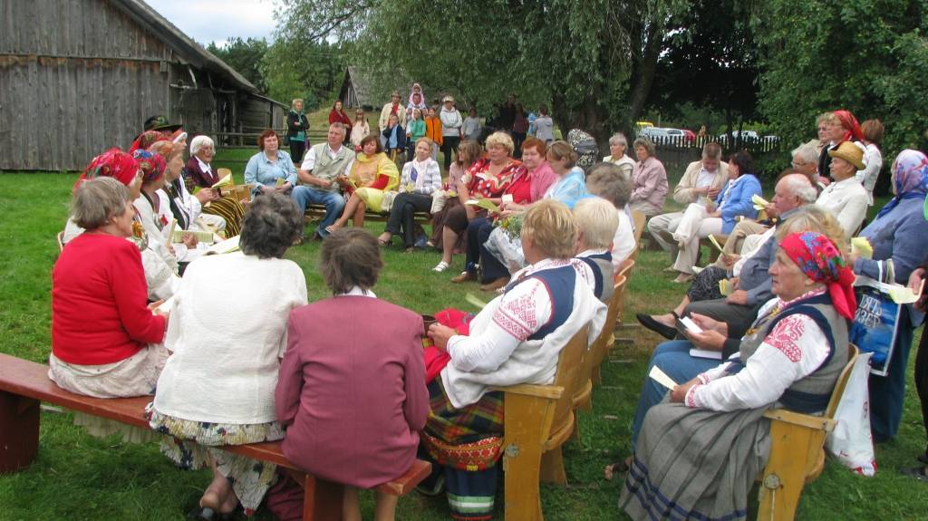 Papes “Vītolniekos" šogad Annas dienu atzīmēja, ievērojot daudzas senās tradīcijas. Bija Annas dienas tirgus, radošās darbnīcas un vada vilkšana jūrā.