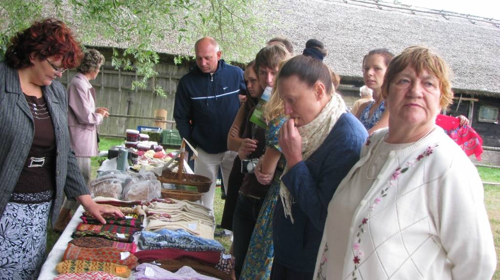 Papes “Vītolniekos" šogad Annas dienu atzīmēja, ievērojot daudzas senās tradīcijas. Bija Annas dienas tirgus, radošās darbnīcas un vada vilkšana jūrā.