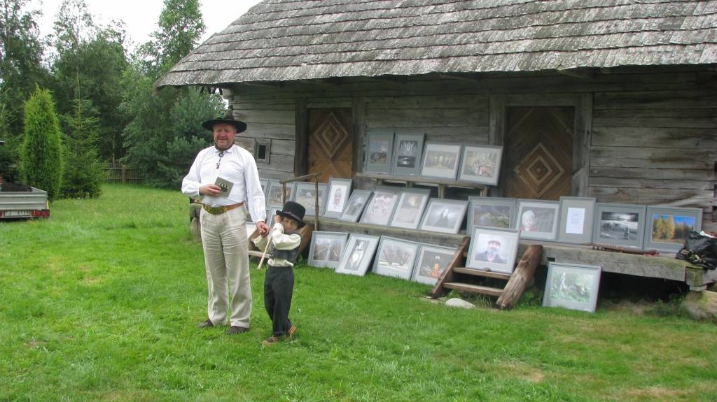 Papes “Vītolniekos" šogad Annas dienu atzīmēja, ievērojot daudzas senās tradīcijas. Bija Annas dienas tirgus, radošās darbnīcas un vada vilkšana jūrā.