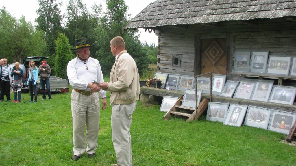 Papes “Vītolniekos" šogad Annas dienu atzīmēja, ievērojot daudzas senās tradīcijas. Bija Annas dienas tirgus, radošās darbnīcas un vada vilkšana jūrā.