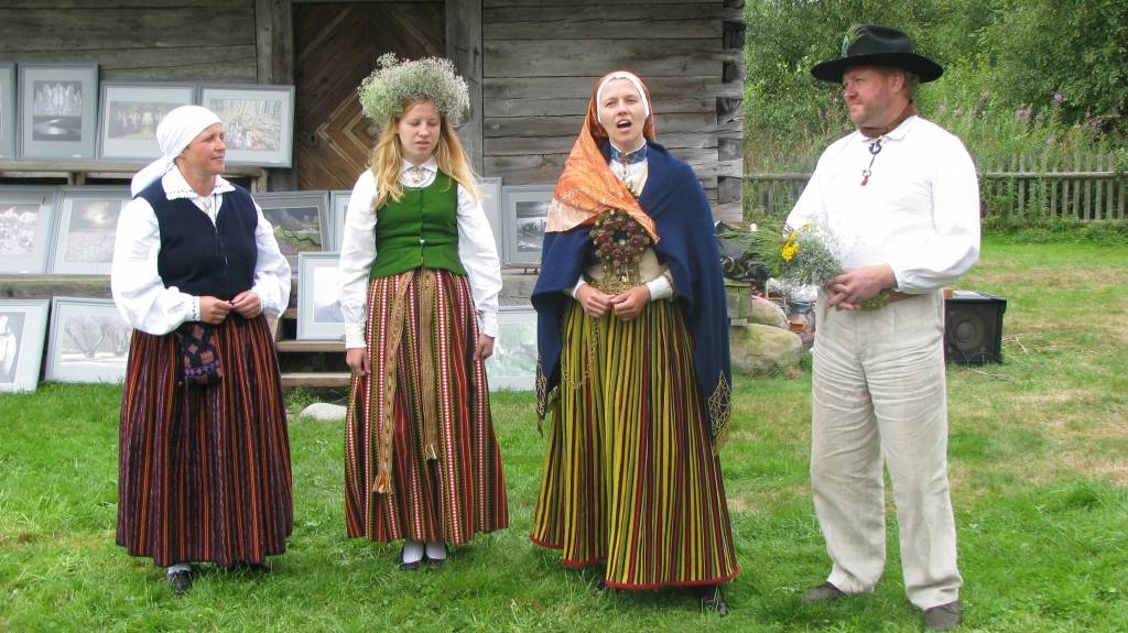 Papes “Vītolniekos" šogad Annas dienu atzīmēja, ievērojot daudzas senās tradīcijas. Bija Annas dienas tirgus, radošās darbnīcas un vada vilkšana jūrā.