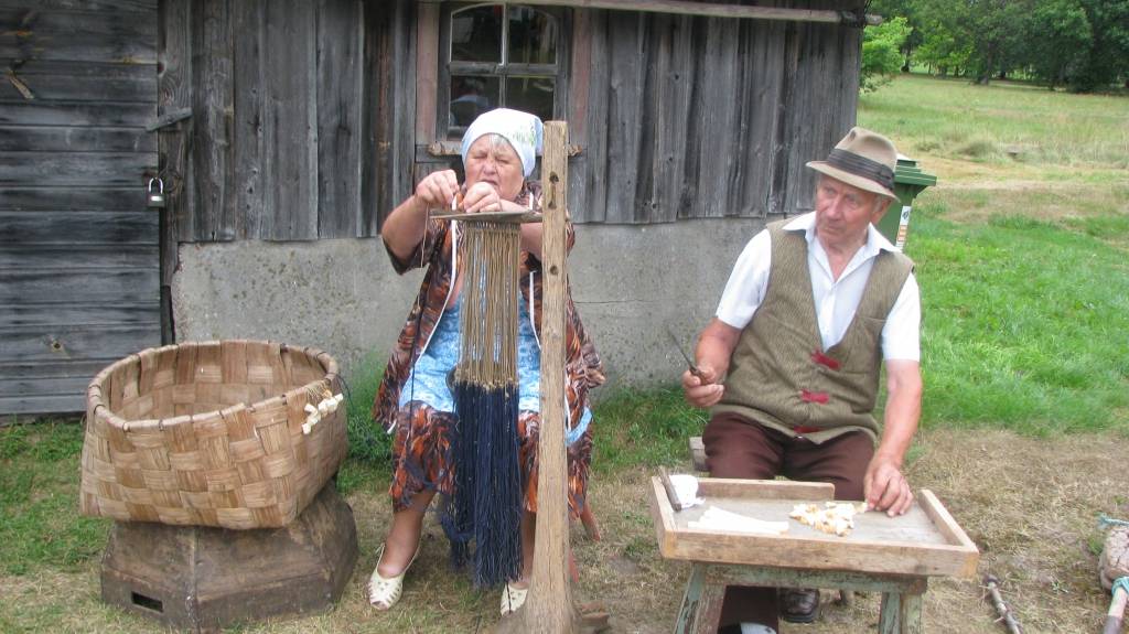 Papes “Vītolniekos" šogad Annas dienu atzīmēja, ievērojot daudzas senās tradīcijas. Bija Annas dienas tirgus, radošās darbnīcas un vada vilkšana jūrā.