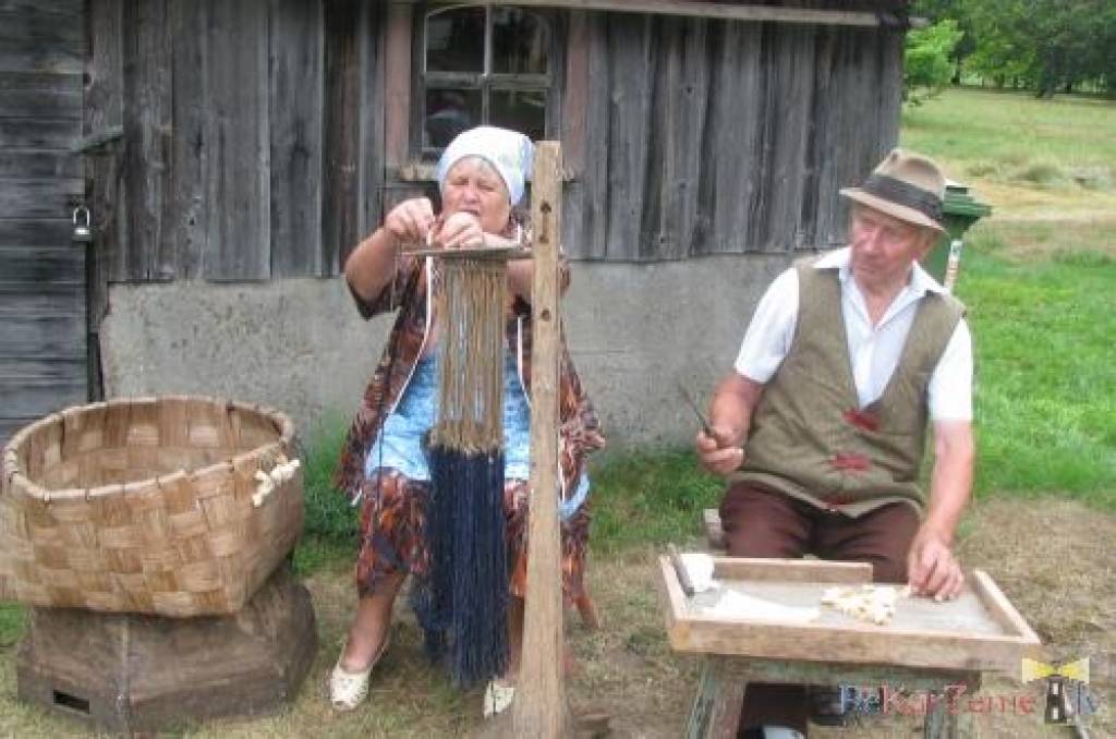 Papes “Vītolniekos" šogad Annas dienu atzīmēja, ievērojot daudzas senās tradīcijas. Bija Annas dienas tirgus, radošās darbnīcas un vada vilkšana jūrā.