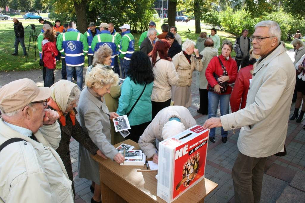 Liepājas arodbiedrību centra pārstāvis Guntis Gūtmanis pie urnas, kur ikviens varēja iemest vēlējumus 10. Saeimas deputātiem
Autors: Dainis Ģelzis