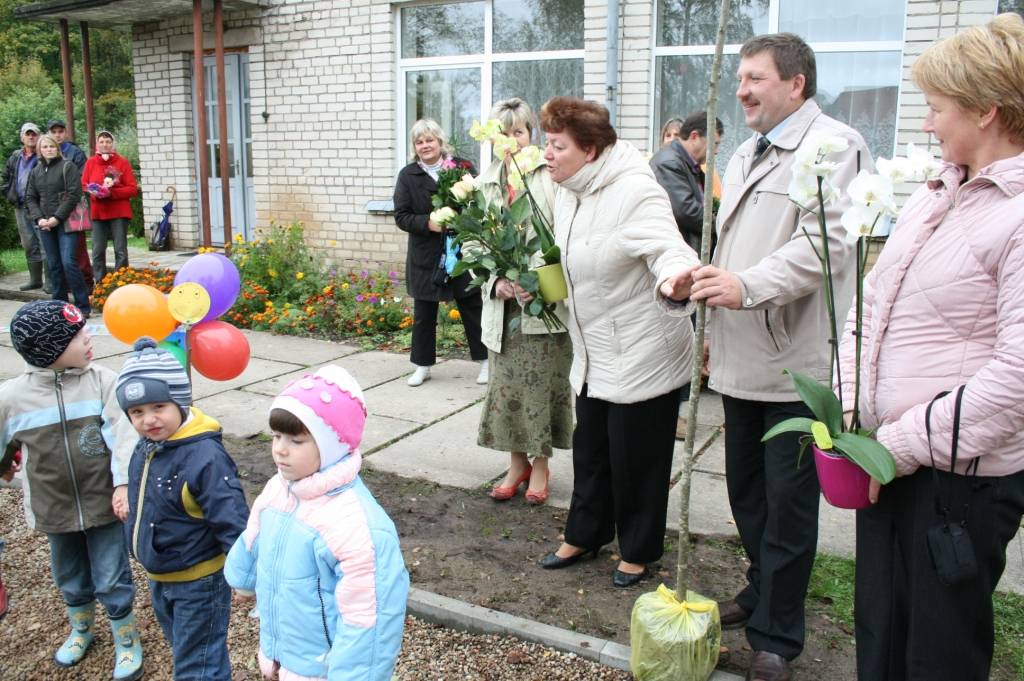 Kalēti kopš otrdienas pēcpusdienas ir kļuvuši vēl bagātāki - atklāts rotaļu laukums bērniem no trim līdz sešiem gadiem un aktīvās atpūtas laukums bērniem līdz 12 gadiem. Eiropas lauksaimniecības fonds lauku attīstībai finansēja "Kalētu...
Autors: Ilze Vainovska