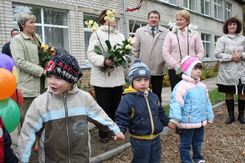 Kalēti kopš otrdienas pēcpusdienas ir kļuvuši vēl bagātāki - atklāts rotaļu laukums bērniem no trim līdz sešiem gadiem un aktīvās atpūtas laukums bērniem līdz 12 gadiem. Eiropas lauksaimniecības fonds lauku attīstībai finansēja "Kalētu...
Autors: Ilze Vainovska