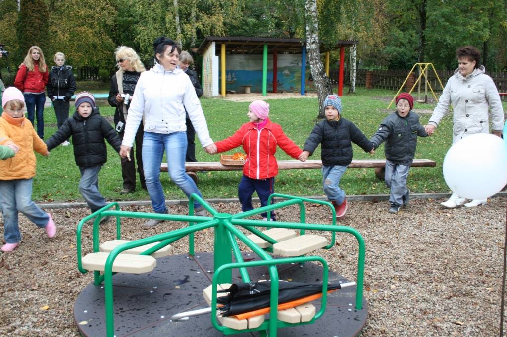 Kalēti kopš otrdienas pēcpusdienas ir kļuvuši vēl bagātāki - atklāts rotaļu laukums bērniem no trim līdz sešiem gadiem un aktīvās atpūtas laukums bērniem līdz 12 gadiem. Eiropas lauksaimniecības fonds lauku attīstībai finansēja "Kalētu...
Autors: Ilze Vainovska