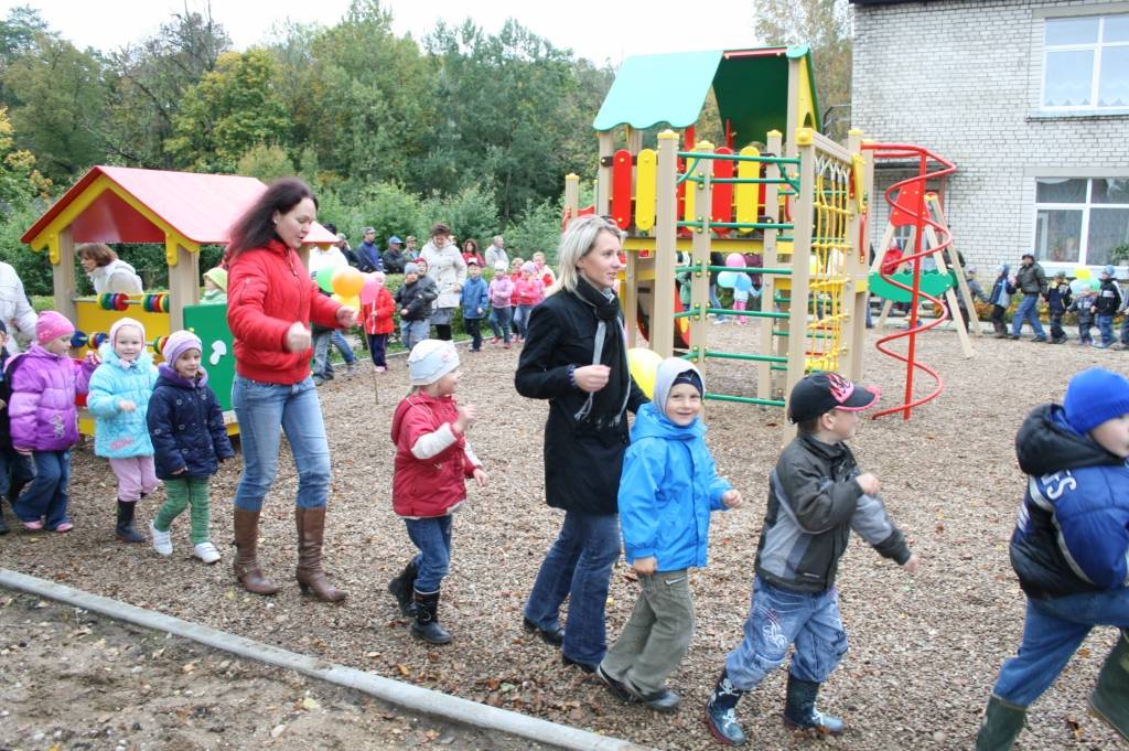 Kalēti kopš otrdienas pēcpusdienas ir kļuvuši vēl bagātāki - atklāts rotaļu laukums bērniem no trim līdz sešiem gadiem un aktīvās atpūtas laukums bērniem līdz 12 gadiem. Eiropas lauksaimniecības fonds lauku attīstībai finansēja "Kalētu...
Autors: Ilze Vainovska