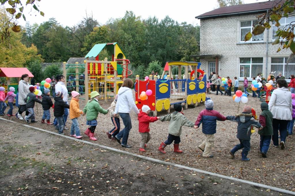 Kalēti kopš otrdienas pēcpusdienas ir kļuvuši vēl bagātāki - atklāts rotaļu laukums bērniem no trim līdz sešiem gadiem un aktīvās atpūtas laukums bērniem līdz 12 gadiem. Eiropas lauksaimniecības fonds lauku attīstībai finansēja "Kalētu...
Autors: Ilze Vainovska
