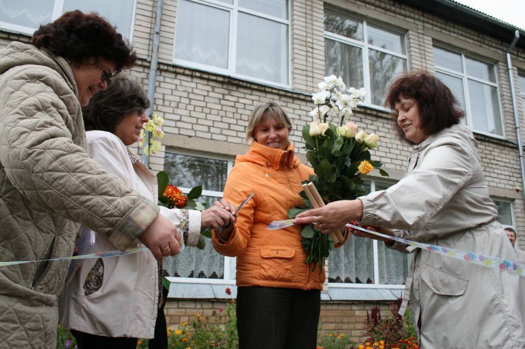 Kalēti kopš otrdienas pēcpusdienas ir kļuvuši vēl bagātāki - atklāts rotaļu laukums bērniem no trim līdz sešiem gadiem un aktīvās atpūtas laukums bērniem līdz 12 gadiem. Eiropas lauksaimniecības fonds lauku attīstībai finansēja "Kalētu...
Autors: Ilze Vainovska