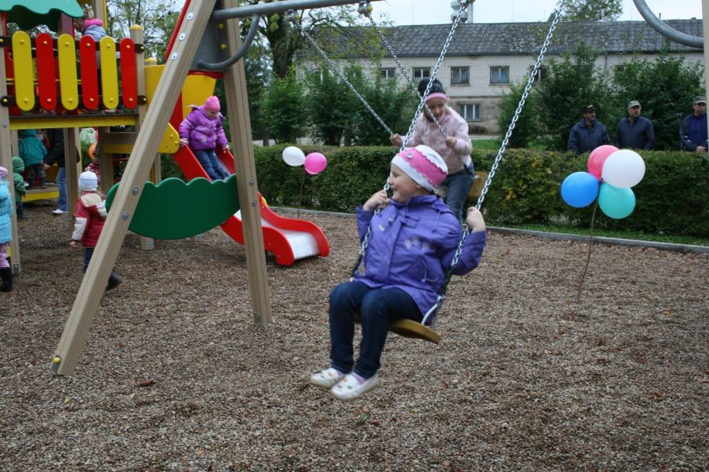 Kalēti kopš otrdienas pēcpusdienas ir kļuvuši vēl bagātāki - atklāts rotaļu laukums bērniem no trim līdz sešiem gadiem un aktīvās atpūtas laukums bērniem līdz 12 gadiem. Eiropas lauksaimniecības fonds lauku attīstībai finansēja "Kalētu...
Autors: Ilze Vainovska