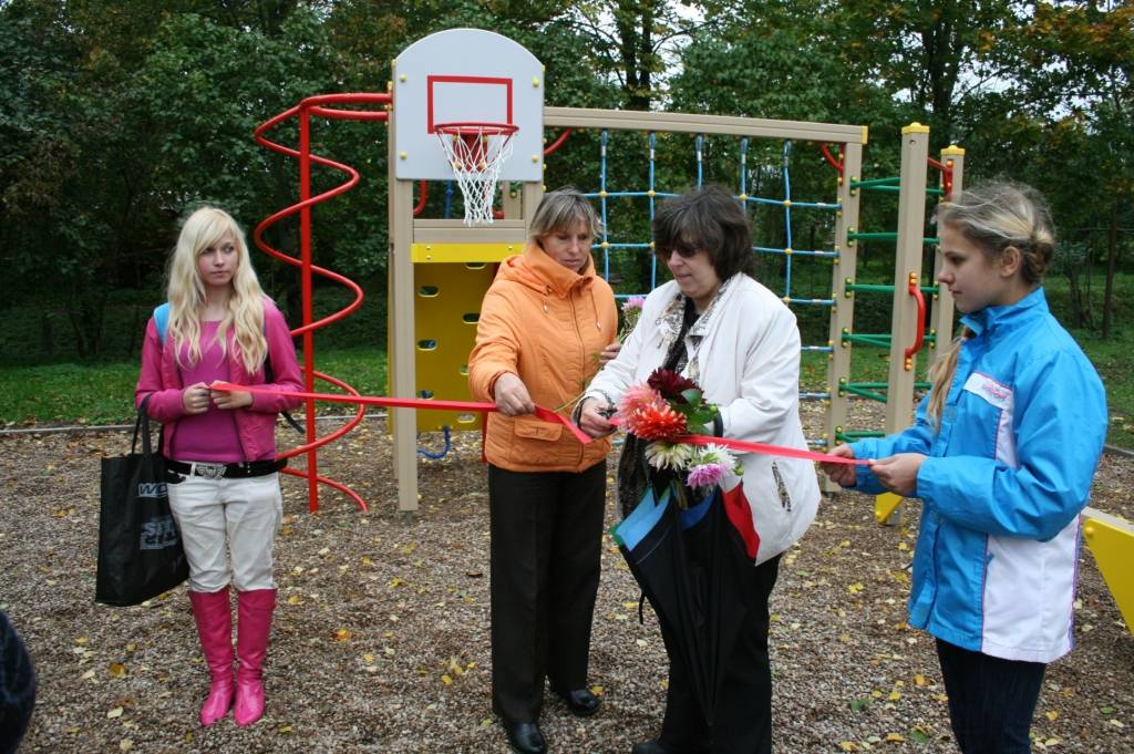 Kalēti kopš otrdienas pēcpusdienas ir kļuvuši vēl bagātāki - atklāts rotaļu laukums bērniem no trim līdz sešiem gadiem un aktīvās atpūtas laukums bērniem līdz 12 gadiem. Eiropas lauksaimniecības fonds lauku attīstībai finansēja "Kalētu...
Autors: Ilze Vainovska