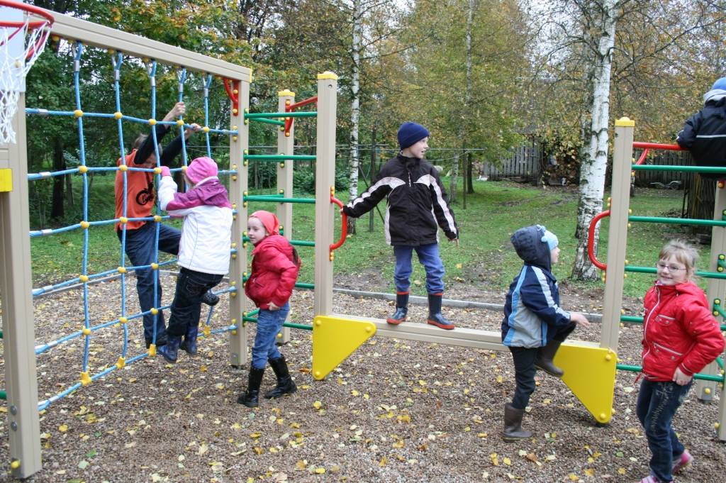 Kalēti kopš otrdienas pēcpusdienas ir kļuvuši vēl bagātāki - atklāts rotaļu laukums bērniem no trim līdz sešiem gadiem un aktīvās atpūtas laukums bērniem līdz 12 gadiem. Eiropas lauksaimniecības fonds lauku attīstībai finansēja "Kalētu...
Autors: Ilze Vainovska