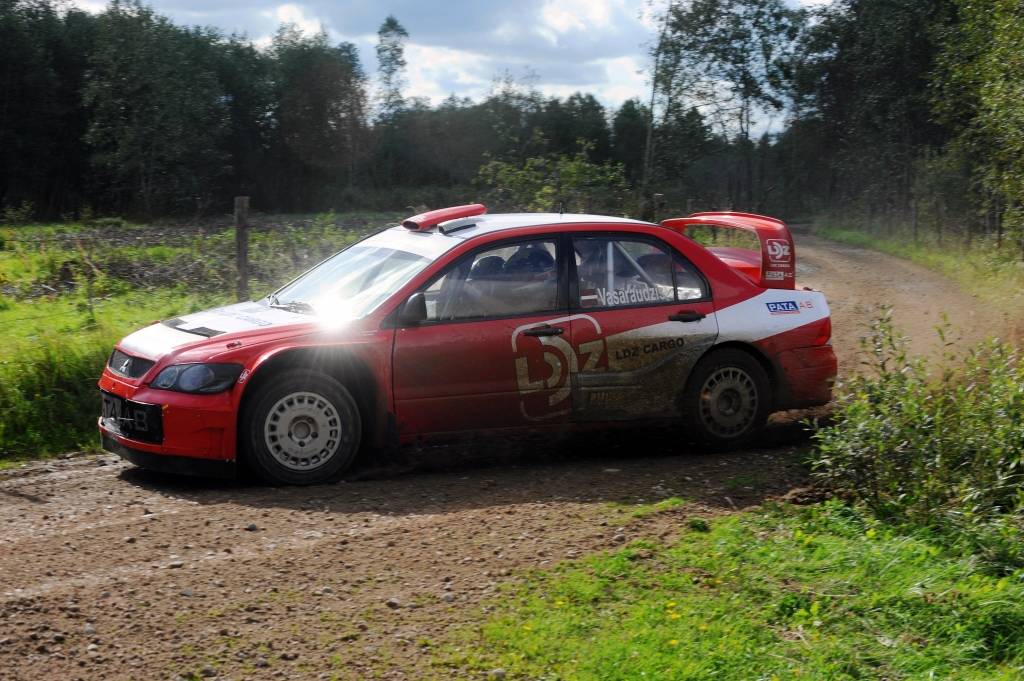 Rallisti aizvadījuši treniņus pirms nedēļas nogalē gaidāmā Latvijas autorallija čempionāta pēdējā posma - rallija "Latvija 2010". Sacensību pirmā diena sestdien notiks Jūrmalā, bet svētdien rallisti sacentīsies Kuldīgas apkaimes ceļos.
Autors: Uldis Dobelis