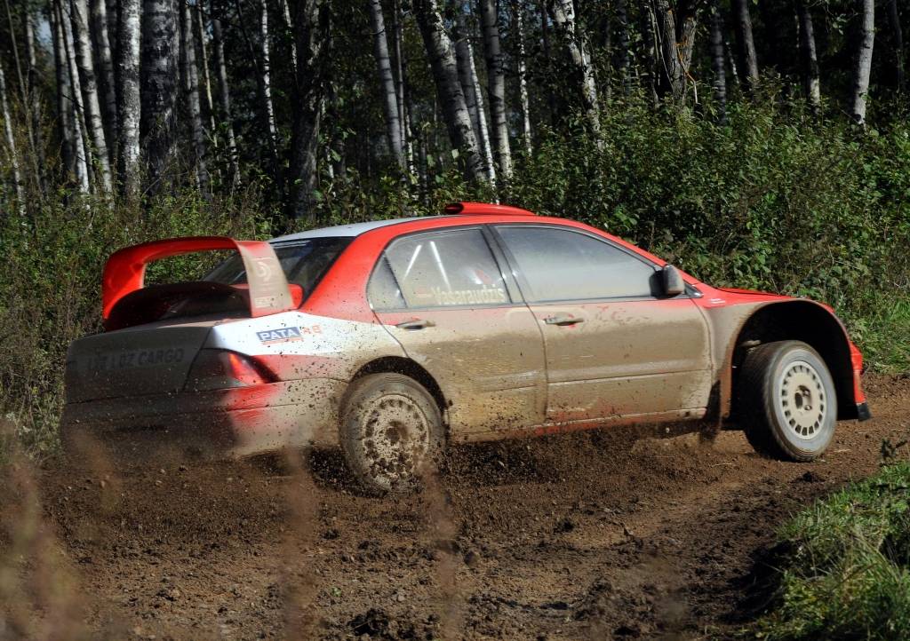 Rallisti aizvadījuši treniņus pirms nedēļas nogalē gaidāmā Latvijas autorallija čempionāta pēdējā posma - rallija "Latvija 2010". Sacensību pirmā diena sestdien notiks Jūrmalā, bet svētdien rallisti sacentīsies Kuldīgas apkaimes ceļos.
Autors: Uldis Dobelis