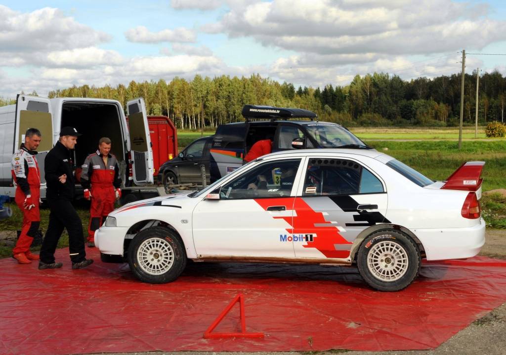Rallisti aizvadījuši treniņus pirms nedēļas nogalē gaidāmā Latvijas autorallija čempionāta pēdējā posma - rallija "Latvija 2010". Sacensību pirmā diena sestdien notiks Jūrmalā, bet svētdien rallisti sacentīsies Kuldīgas apkaimes ceļos.
Autors: Uldis Dobelis