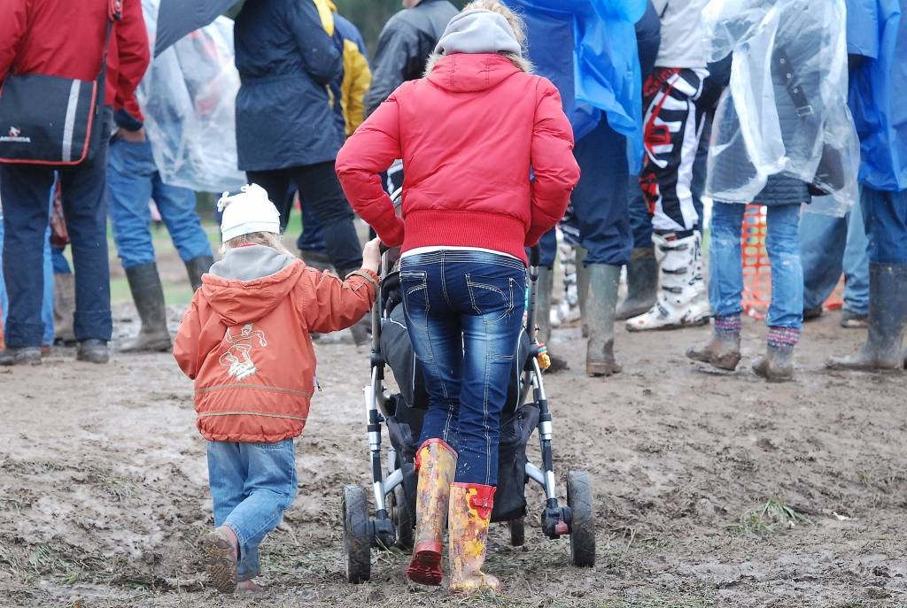 Portāls "Battery Superkausa 2010" pēdējā posma laikā Kandavas mototrasē piefiksēja vairāku braucēju un skatītāju skaistos zābakus.
Autors: Uldis Dobelis