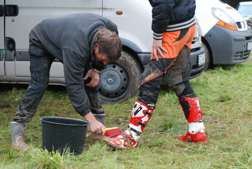 Portāls "Battery Superkausa 2010" pēdējā posma laikā Kandavas mototrasē piefiksēja vairāku braucēju un skatītāju skaistos zābakus.
Autors: Uldis Dobelis