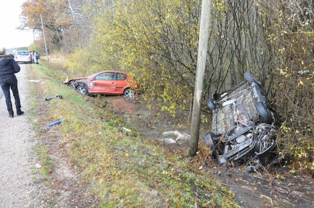 Šodien, 27. oktobrī, ap pulksten 11 pie Durbes notika ceļu satiksmes negadījums. Virzienā uz Rīgu brauca "Peugeot 206", kuru vadīja 1973. gadā dzimusi sieviete. Automašīnu neveiksmīgi apdzina "Audi Coupe". "Peugeot" vadītāja un pasažiere...
Autors: Ilze Vainovska