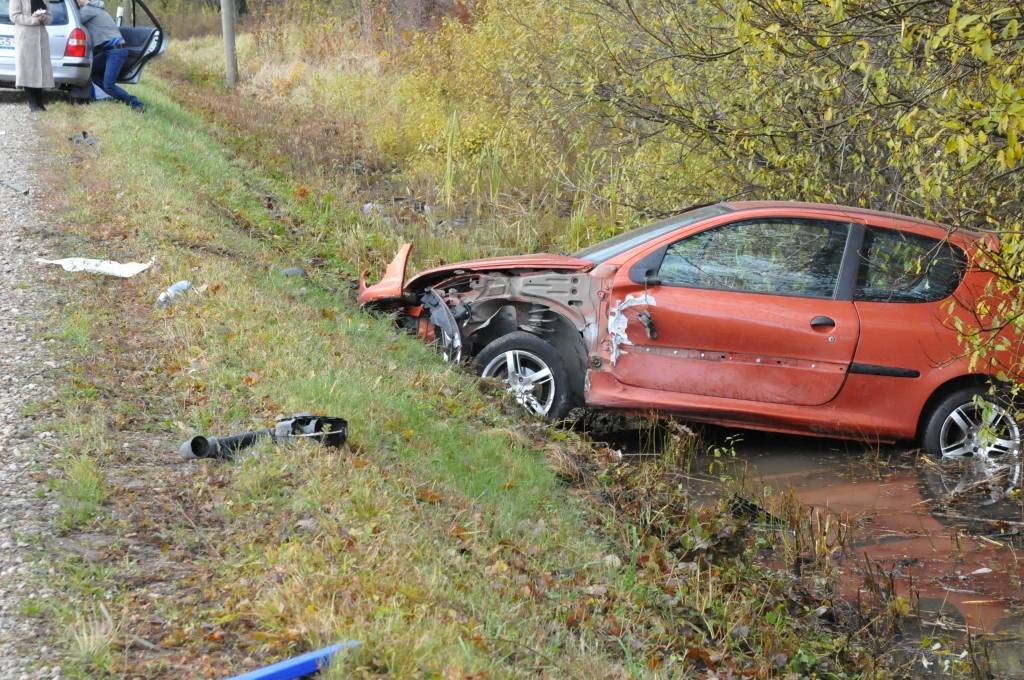 Šodien, 27. oktobrī, ap pulksten 11 pie Durbes notika ceļu satiksmes negadījums. Virzienā uz Rīgu brauca "Peugeot 206", kuru vadīja 1973. gadā dzimusi sieviete. Automašīnu neveiksmīgi apdzina "Audi Coupe". "Peugeot" vadītāja un pasažiere...
Autors: Ilze Vainovska