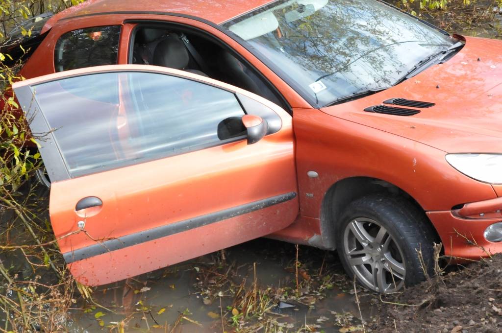 Šodien, 27. oktobrī, ap pulksten 11 pie Durbes notika ceļu satiksmes negadījums. Virzienā uz Rīgu brauca "Peugeot 206", kuru vadīja 1973. gadā dzimusi sieviete. Automašīnu neveiksmīgi apdzina "Audi Coupe". "Peugeot" vadītāja un pasažiere...
Autors: Ilze Vainovska