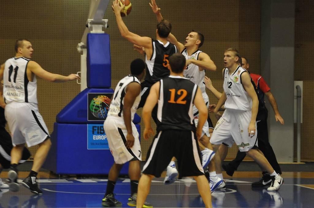 "Liepājas lauvu" basketbolisti 20. oktobrī Liepājas Olimpiskajā centrā Latvijas Basketbola līgas pirmās divīzijas spēlē ar 92:90 uzvarēja "Baronu".
Autors: Uldis Dobelis