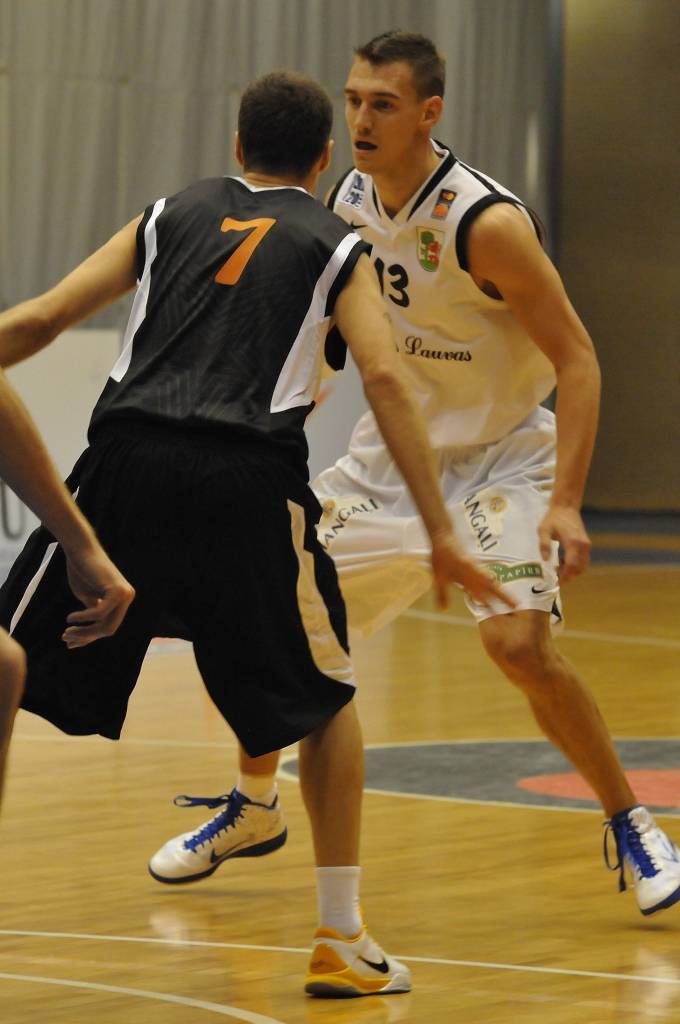 "Liepājas lauvu" basketbolisti 20. oktobrī Liepājas Olimpiskajā centrā Latvijas Basketbola līgas pirmās divīzijas spēlē ar 92:90 uzvarēja "Baronu".
Autors: Uldis Dobelis