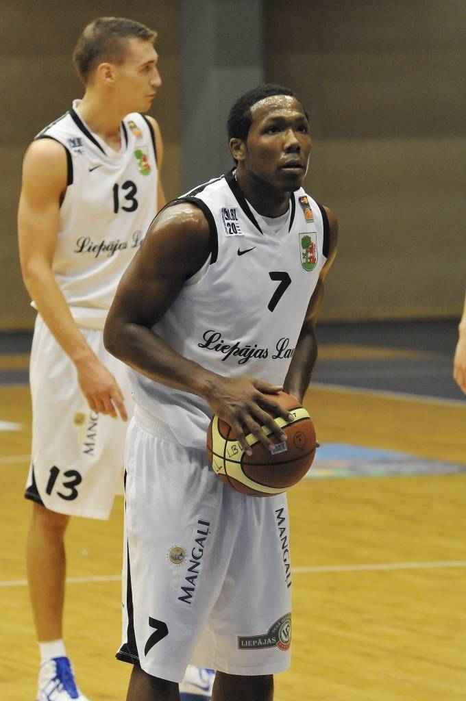 "Liepājas lauvu" basketbolisti 20. oktobrī Liepājas Olimpiskajā centrā Latvijas Basketbola līgas pirmās divīzijas spēlē ar 92:90 uzvarēja "Baronu".
Autors: Uldis Dobelis