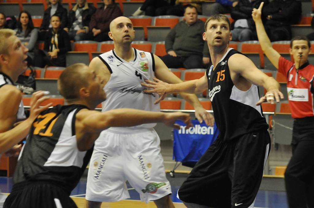 "Liepājas lauvu" basketbolisti 20. oktobrī Liepājas Olimpiskajā centrā Latvijas Basketbola līgas pirmās divīzijas spēlē ar 92:90 uzvarēja "Baronu".
Autors: Uldis Dobelis