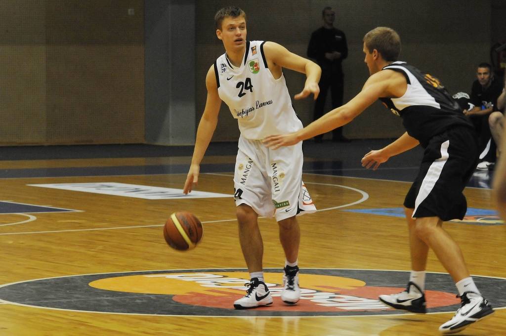 "Liepājas lauvu" basketbolisti 20. oktobrī Liepājas Olimpiskajā centrā Latvijas Basketbola līgas pirmās divīzijas spēlē ar 92:90 uzvarēja "Baronu".
Autors: Uldis Dobelis