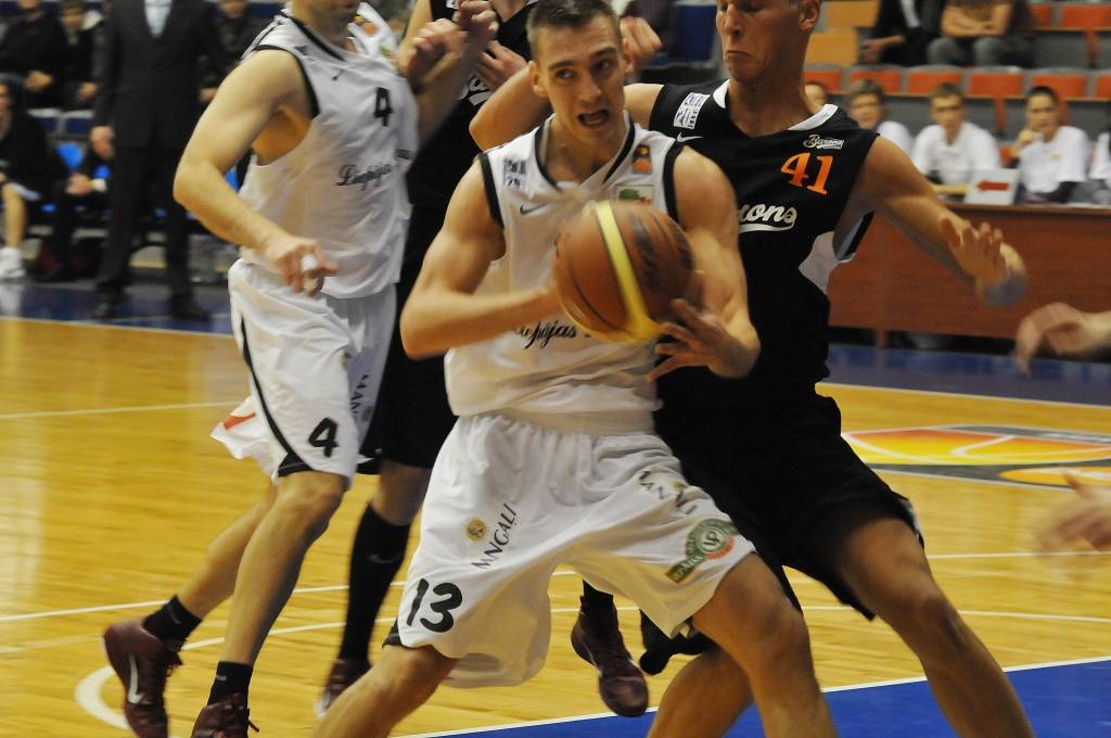 "Liepājas lauvu" basketbolisti 20. oktobrī Liepājas Olimpiskajā centrā Latvijas Basketbola līgas pirmās divīzijas spēlē ar 92:90 uzvarēja "Baronu".
Autors: Uldis Dobelis