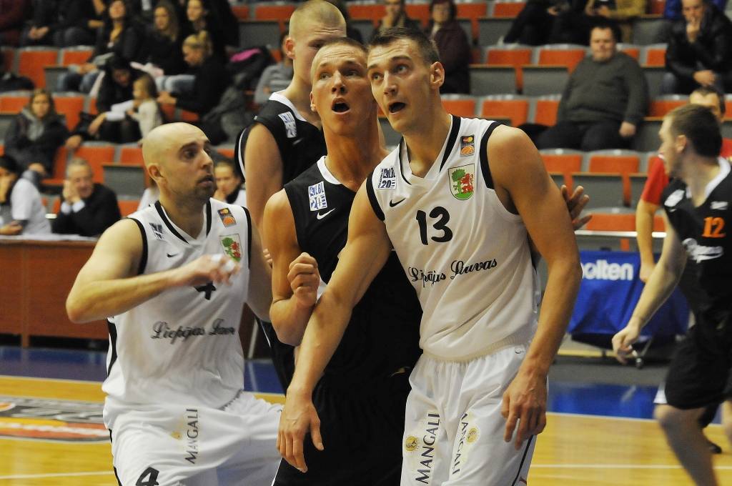 "Liepājas lauvu" basketbolisti 20. oktobrī Liepājas Olimpiskajā centrā Latvijas Basketbola līgas pirmās divīzijas spēlē ar 92:90 uzvarēja "Baronu".
Autors: Uldis Dobelis