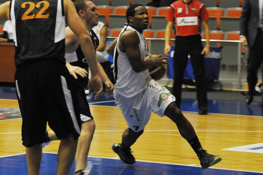 "Liepājas lauvu" basketbolisti 20. oktobrī Liepājas Olimpiskajā centrā Latvijas Basketbola līgas pirmās divīzijas spēlē ar 92:90 uzvarēja "Baronu".
Autors: Uldis Dobelis